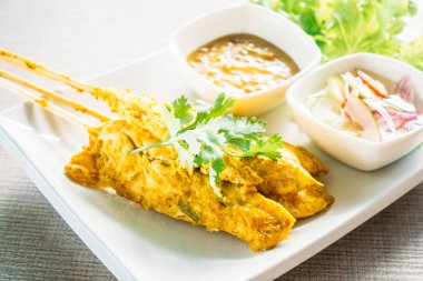 Izgara tavuk satay soslu beyaz plaka