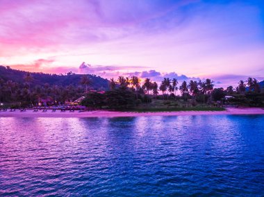 Güzel tropikal plaj ve deniz hurma ve koh samui Adası Tayland tatil ve seyahat için günbatımı zaman diğer ağacında havadan görünümü