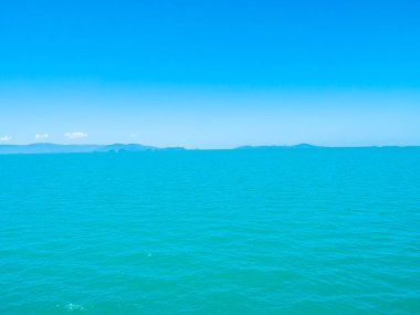 Seyahat ve tatil için mavi gökyüzü arka plan üzerinde beyaz bulut ile güzel tropikal deniz okyanus