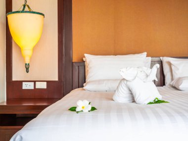 Beyaz fil havlu ve yatak otel yatak odası iç dekorasyonda rahat yastık
