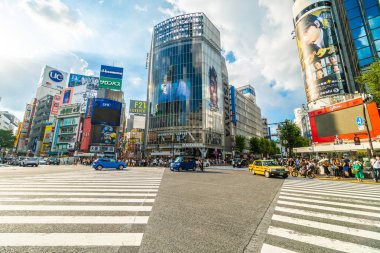 Tokyo, Japonya 29 Temmuz 2018: Shibuya kavşak veya kapısı popüler ve Simgesel Yapı yeme alışveriş için Tokyo'da yerleştirin ve yaya bir sürü burada var