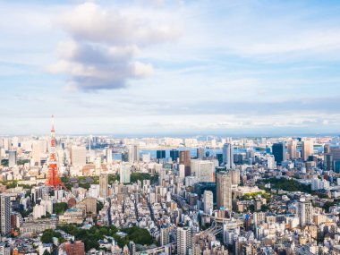Japonya'da mavi gökyüzü ve beyaz bulut ile güzel mimari ve yapı ile tokyo tokyo şehir etrafında kule