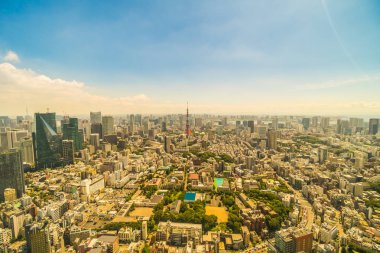 Mavi gökyüzü Japonya'da tokyo kule ile Tokyo şehir bina güzel mimari