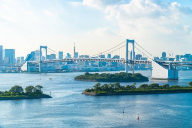 Bina Cityscape ile Gökkuşağı Köprüsü Japonya'da tokyo şehrinin güzel mimari
