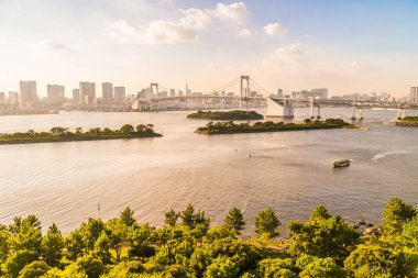 Bina Cityscape ile Gökkuşağı Köprüsü Japonya'da tokyo şehrinin güzel mimari