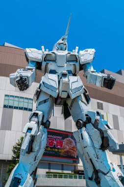 Tokyo Japonya - 1 Ağustos 2018: güzel dev tek boynuzlu at Gundam Model ve dalgıç şehir plaza Tokyo alışveriş merkezinde Odaiba önünde duran heykeli ada Japonya