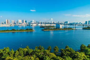 Bina Cityscape ile Gökkuşağı Köprüsü Japonya'da tokyo şehrinin güzel mimari