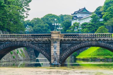 Güzel eski mimari İmparatorluk Sarayı Kalesi hendek ve Tokyo şehir Japonya köprüsünde