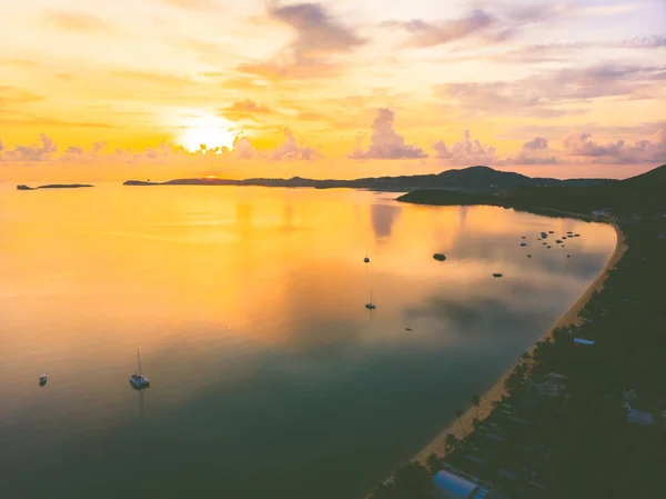 Vista Aérea Hermosa Playa Tropical Mar Con Palmeras Otros Árboles — Foto de Stock