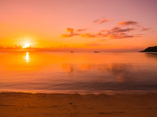 Hermosa Playa Tropical Paisaje Marino Con Nubes Cielo Amanecer Atardecer — Foto de Stock