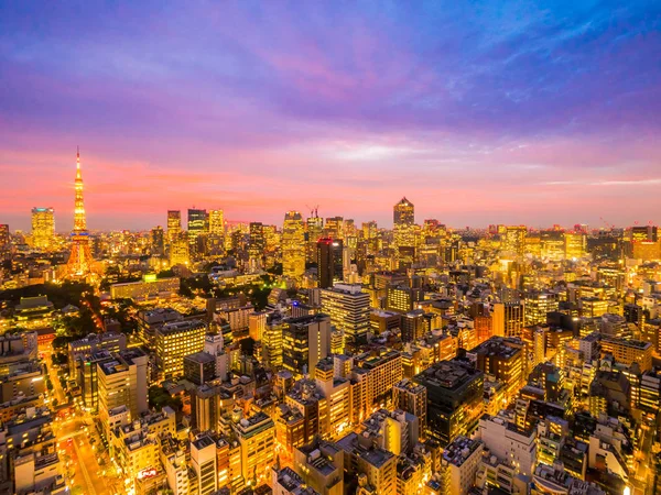 Şehir Japonya'da günbatımı zamanı, güzel mimarisi ve tokyo kule
