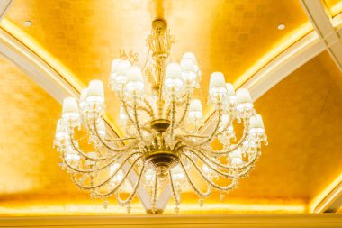 Güzel lüks avize dekorasyonu Odanın içi