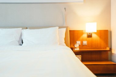 Beyaz yastık yatak otel yatak odası iç dekorasyon