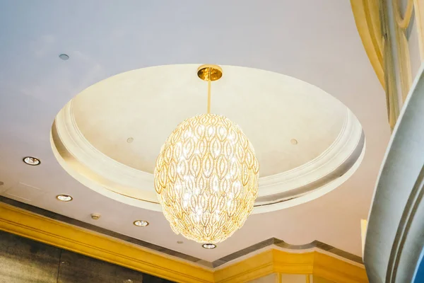 部屋の美しい豪華なシャンデリアの装飾インテリア — ストック写真