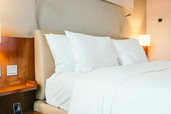 Λευκό Μαξιλάρι Για Κρεβάτι Διακόσμηση Στο Εσωτερικό Του Ξενοδοχείου Υπνοδωμάτιο — Φωτογραφία Αρχείου