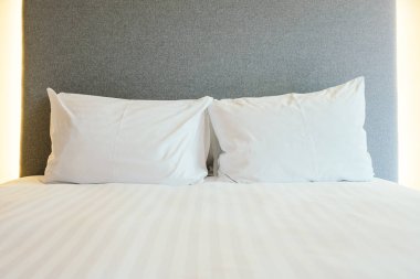 Beyaz yastık yatak otel yatak odası iç dekorasyon