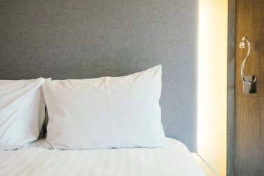Beyaz yastık yatak otel yatak odası iç dekorasyon