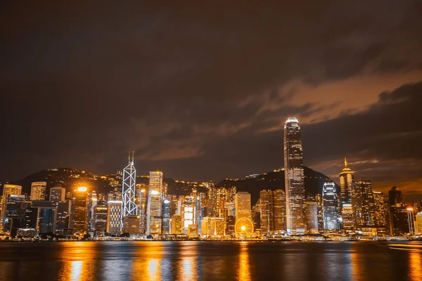 トワイライト 夜香港市街のスカイラインの美しい建築 — ストック写真