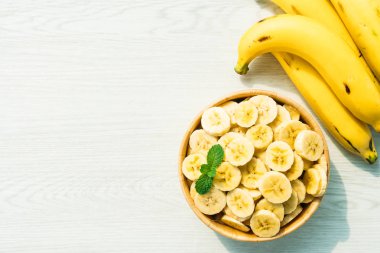 Çiğ sarı muz meyve dilimleri ahşap kase