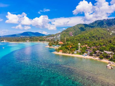 Koh samui Adası Tatil ve seyahat için mavi gökyüzünde üzerinde pek çok ağaç ve beyaz bulut deniz ve plaj güzel havadan görünümü