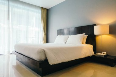 Beyaz rahat yastık yatak dekorasyon otel yatak odasında