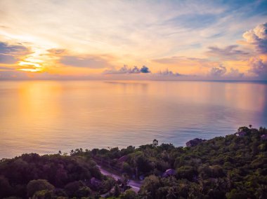 Güzel tropikal plaj ve deniz hurma ve koh samui Adası Tayland tatil ve seyahat için günbatımı zaman diğer ağacında havadan görünümü