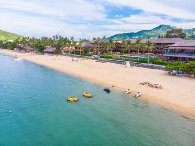 Güzel tropikal plaj ve deniz hurma ve koh samui Adası seyahat ve tatil için diğer ağacında havadan görünümü
