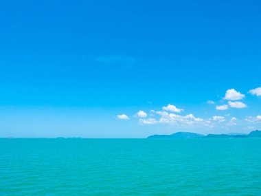 Seyahat ve tatil için mavi gökyüzü arka plan üzerinde beyaz bulut ile güzel tropikal deniz okyanus