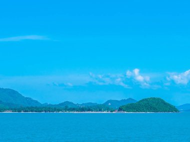 Güzel deniz ve okyanus kopya alanı için metin bulut beyaz ve mavi gökyüzü zemin üzerine