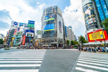 Tokyo, Japonya 29 Temmuz 2018: Shibuya kavşak veya kapısı popüler ve Simgesel Yapı yeme alışveriş için Tokyo'da yerleştirin ve yaya bir sürü burada var