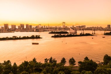 Alacakaranlık günbatımı zaman Japonya'nın tokyo şehir Gökkuşağı Köprüsü ile Cityscape bina güzel mimari