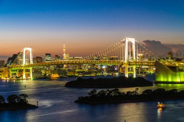 Alacakaranlık günbatımı zaman Japonya'nın tokyo şehir Gökkuşağı Köprüsü ile Cityscape bina güzel mimari