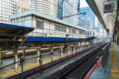 Tokyo Japonya - 5 Ağustos 2018: Japonya'da tren ve metro istasyonu uzaklıktadır popüler ulaşım