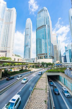 Güzel mimari ofis mavi gökyüzü arka plan üzerine hong kong şehir dış gökdelen Binası