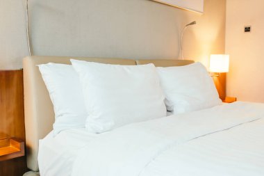 Beyaz yastık yatak otel yatak odası iç dekorasyon