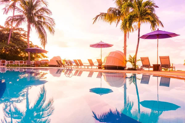 Schöne Aussicht Freien Mit Sonnenschirm Und Liegestuhl Rund Das Schwimmbad — Stockfoto