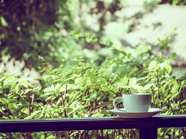 Pátio Livre Com Bela Vista Para Natureza Xícara Café Branco — Fotografia de Stock
