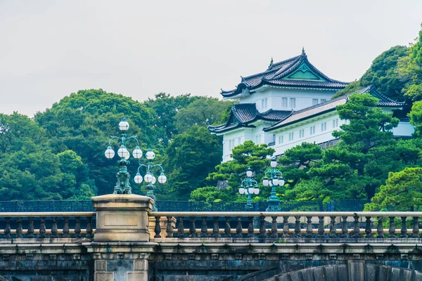 Güzel eski mimari İmparatorluk Sarayı Kalesi hendek ve Tokyo şehir Japonya köprüsünde