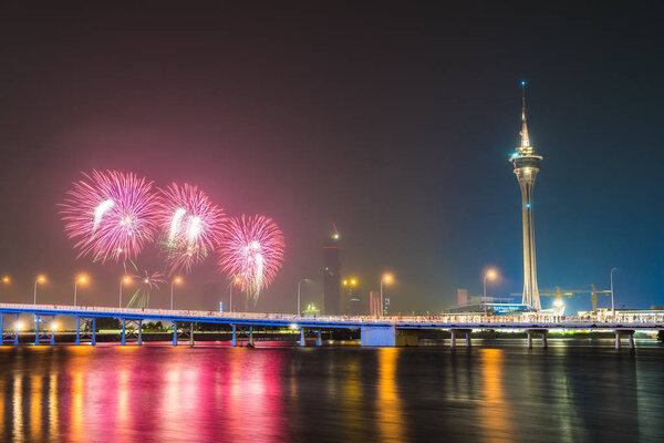 Фейерверк с макаронной башней в городе ночью
