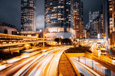 Hong Kong şehrinin dış şehir manzarası geceleri gökyüzüne yükseliyor.