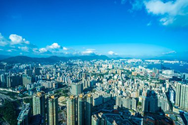 Hong Kong şehrinin güzel mimari binası mavi gökyüzünde ufuk çizgisi.