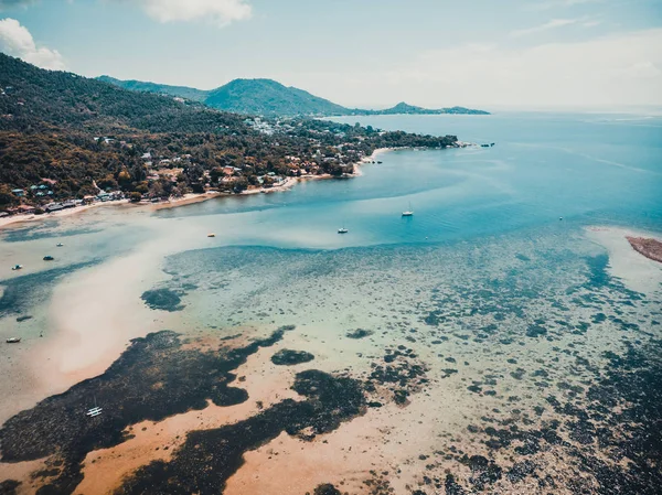 Güzel tropikal plaj ve deniz hurma ve koh samui Adası seyahat ve tatil için diğer ağacında havadan görünümü