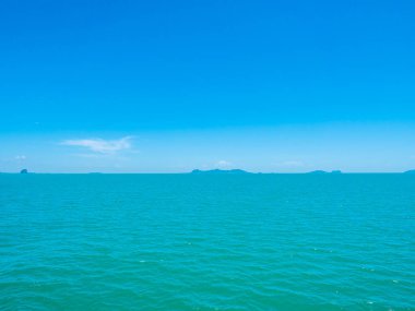 Seyahat ve tatil için mavi gökyüzü arka plan üzerinde beyaz bulut ile güzel tropikal deniz okyanus