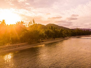 Güzel tropikal plaj ve deniz Island günbatımı zaman seyahat ve tatil için havadan görünümü