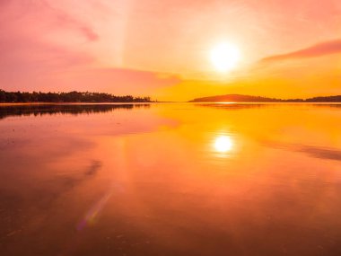 Güzel tropikal plaj deniz ve okyanus ile Hindistan cevizi hurma ağacı gündoğumu zaman seyahat ve tatil için