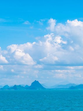 Güzel deniz ve okyanus kopya alanı için metin bulut beyaz ve mavi gökyüzü zemin üzerine