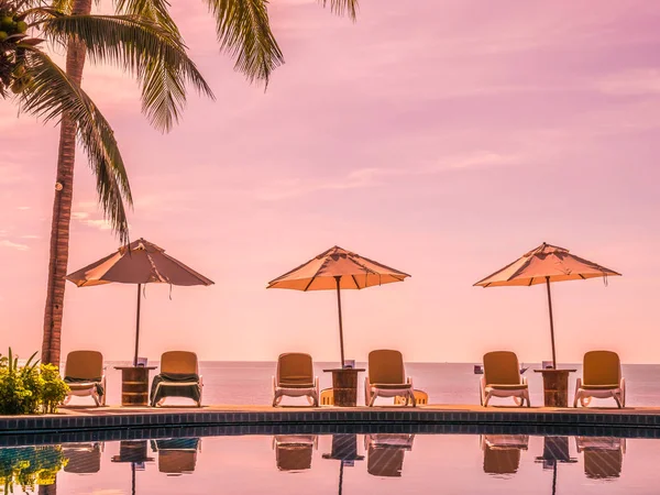 Ombrellone Sedia Intorno Alla Lussuosa Piscina All Aperto Hotel Resort — Foto Stock