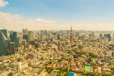 Mavi gökyüzü Japonya'da tokyo kule ile Tokyo şehir bina güzel mimari