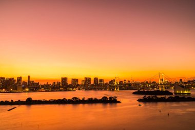 Alacakaranlık günbatımı zaman Japonya'nın tokyo şehir Gökkuşağı Köprüsü ile Cityscape bina güzel mimari