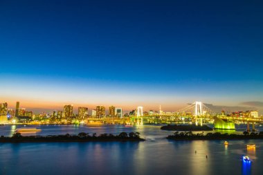 Alacakaranlık günbatımı zaman Japonya'nın tokyo şehir Gökkuşağı Köprüsü ile Cityscape bina güzel mimari